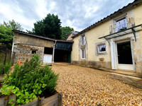 Maison à vendre à Nanteuil-en-Vallée, Charente - 63 600 € - photo 1