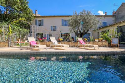 Prestigious house from 19th cent. with pool and garage in lively village between Nîmes and Montpellier.