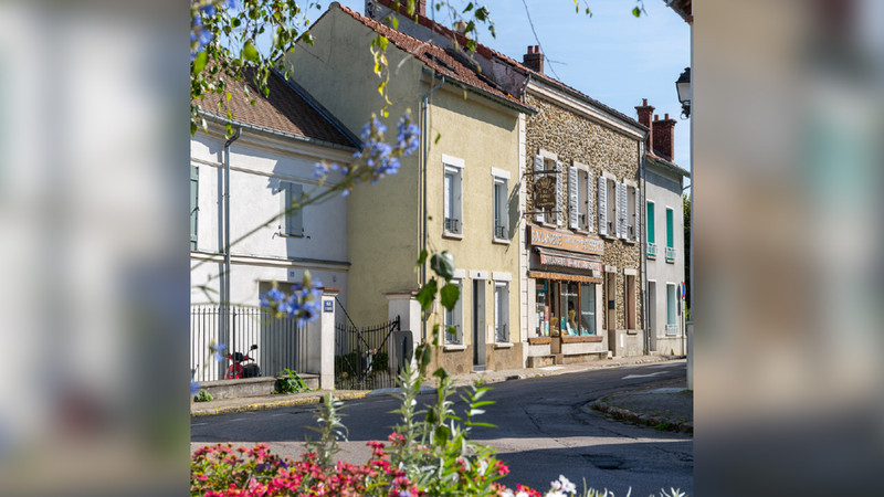 French property for sale in Coupvray, Seine-et-Marne - €197,000 - photo 8