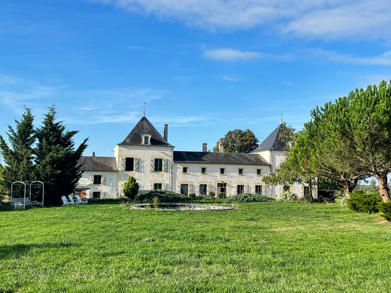 Chateau à vendre à Val-d'Oire-et-Gartempe, Haute-Vienne - 490 000 € - photo 1