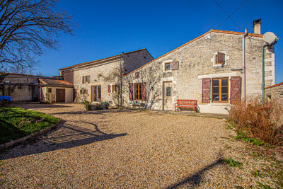 Maison à vendre à Ranville-Breuillaud, Charente, Poitou-Charentes, avec Leggett Immobilier