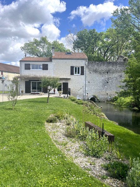 French property for sale in Verrières, Charente - €245,000 - photo 2