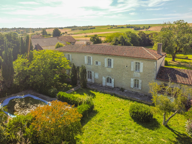 Maison à vendre à Vindelle, Charente - 420.000 € - photo 1