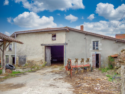 Grange à vendre à Lésignac-Durand, Charente, Poitou-Charentes, avec Leggett Immobilier