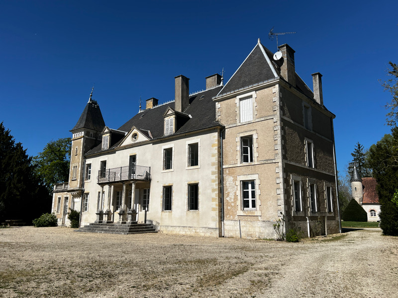 Chateau à vendre à Saint-Loup-des-Chaumes, Cher - 995.000 € - photo 1