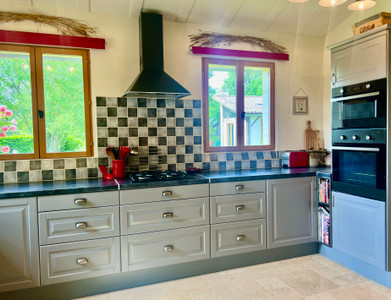 Beautiful family home/holiday home with 3 double ensuite bathrooms in fabulous location!