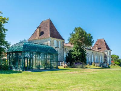 Château exceptionnelle du 17eme sur 45.5 hectares avec des vignes en production bio