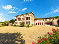 Propriété à vendre à Val des Vignes, Charente - 561 800 € - photo n°1