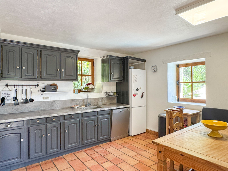 French property for sale in Grillon, Vaucluse - €580,000 - photo 4
