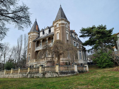 Chateau à vendre à Chatelguyon, Puy-de-Dôme, Auvergne, avec Leggett Immobilier
