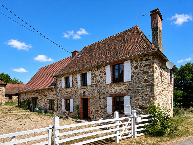 French property for sale in Saint-Priest-Ligoure, Haute-Vienne - €328,600 - photo 0