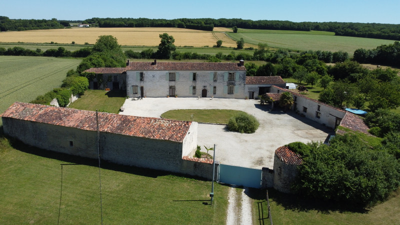 French property for sale in Chives, Charente-Maritime - €785,000 - photo 9