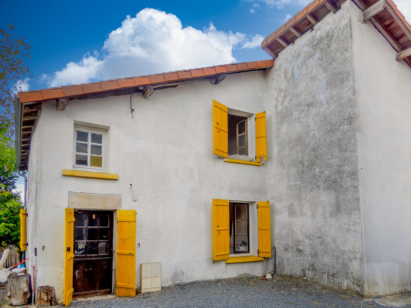 Maison à vendre à Terres-de-Haute-Charente, Charente - 74 800 € - photo 1