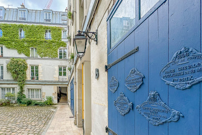 PARIS IV - Notre Dame District  | Characterful 1-2 bed flat with fireplace, exposed beams and a terrace. 