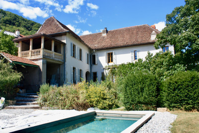 Magnificent, renovated 16th century manoir with 19 historic rooms, swimming pool and converted outbuilding.  