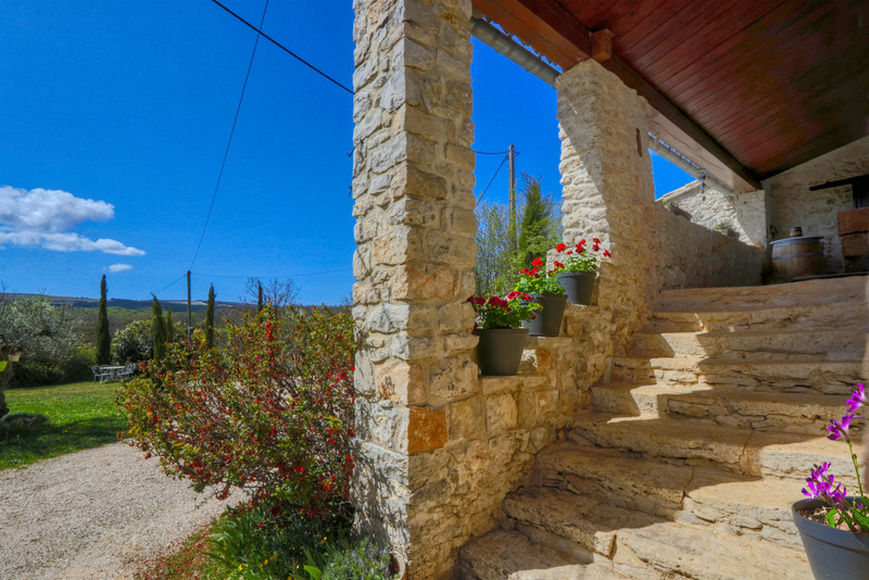 French property for sale in Simiane-la-Rotonde, Alpes-de-Haute-Provence - €579,500 - photo 2