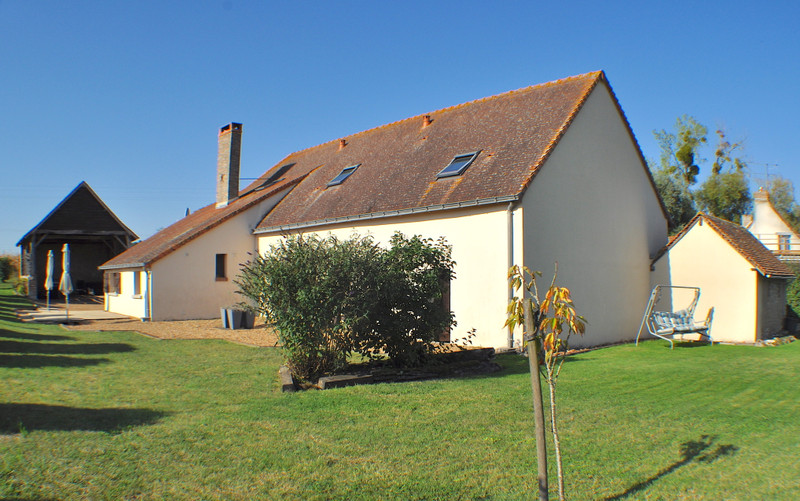 French property for sale in Noyant-Villages, Maine-et-Loire - €246,000 - photo 2
