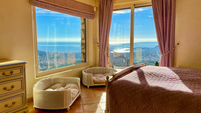 Grand villa with spectacular views overseeing Golf de Cavalaire, 5 bedrooms, infinity pool, wine cellar