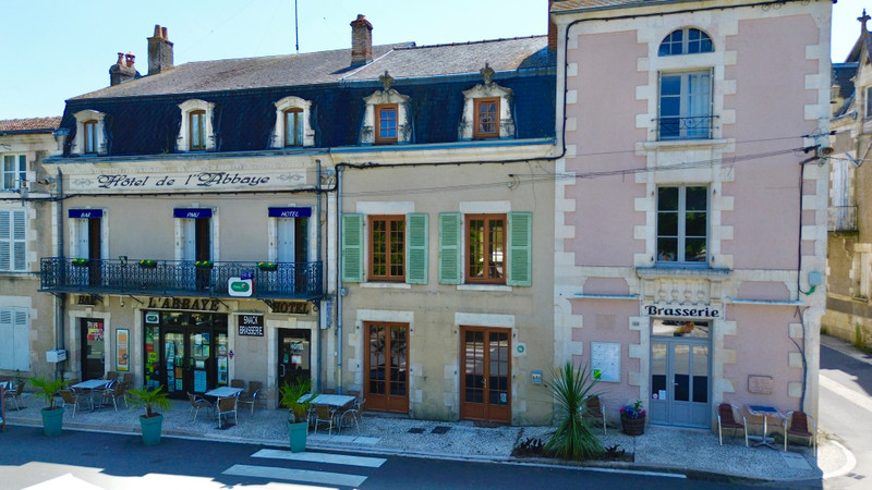 Immeuble à vendre à Saint-Savin, Vienne - 79.200 € - photo 1