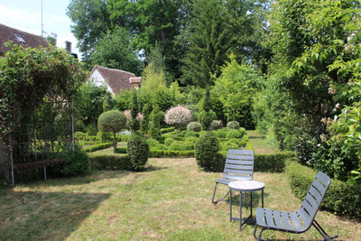 Longny au Perche, Charming 18thC town house - former coaching inn with walled garden. Beautifully presented.