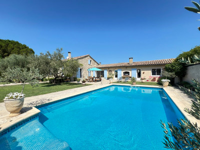 Superb mas, 10 minutes stroll to the centre of St Rémy, with 4 bedrooms, large pool and delightful garden