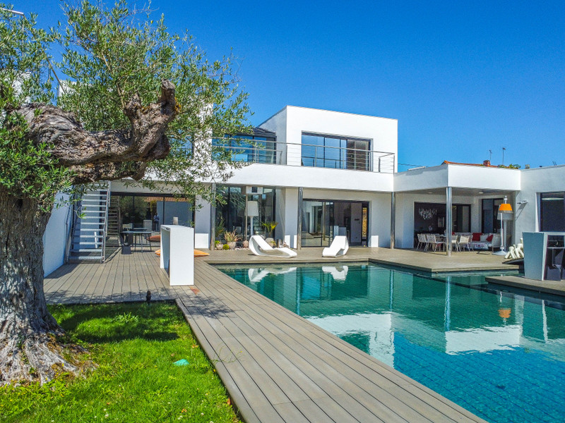 French property for sale in Angoulême, Charente - €1,890,000 - photo 2
