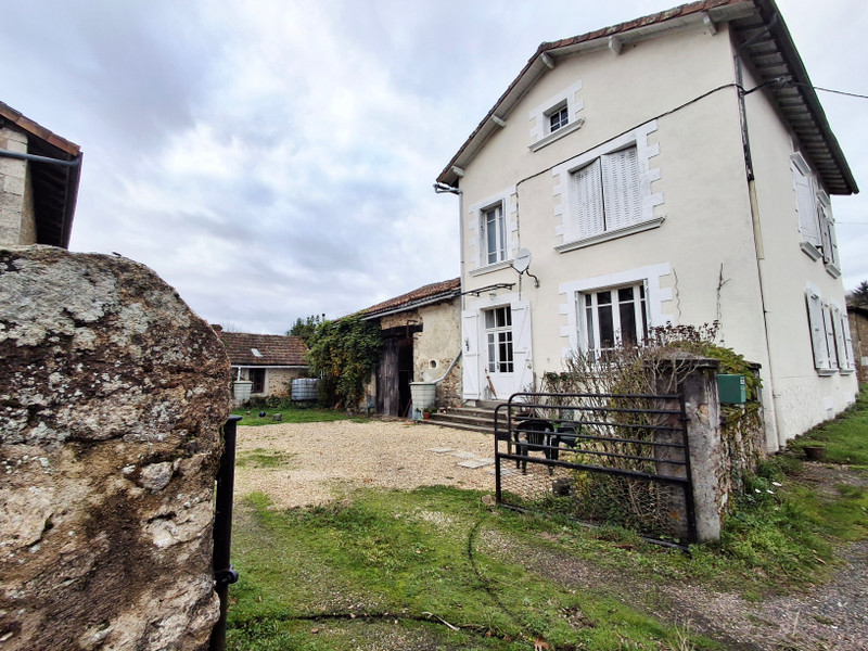 French property for sale in Maisonnais-sur-Tardoire, Haute-Vienne - €165,240 - photo 0