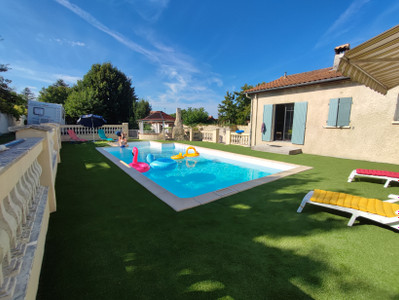 French property for sale in Roullet-Saint-Estèphe, Charente - €275,600 - photo 9