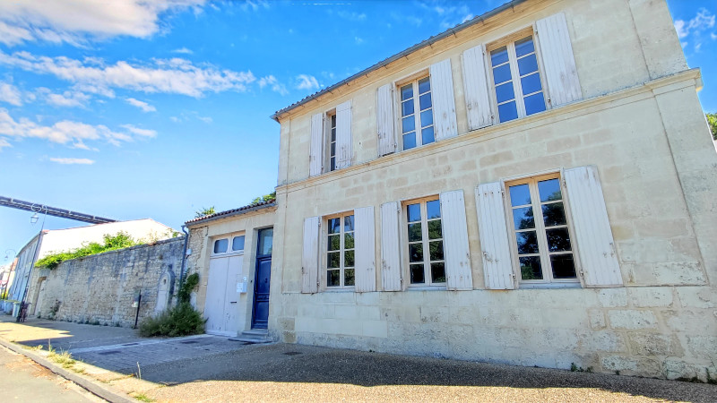 French property for sale in Tonnay-Charente, Charente-Maritime - €345,000 - photo 0
