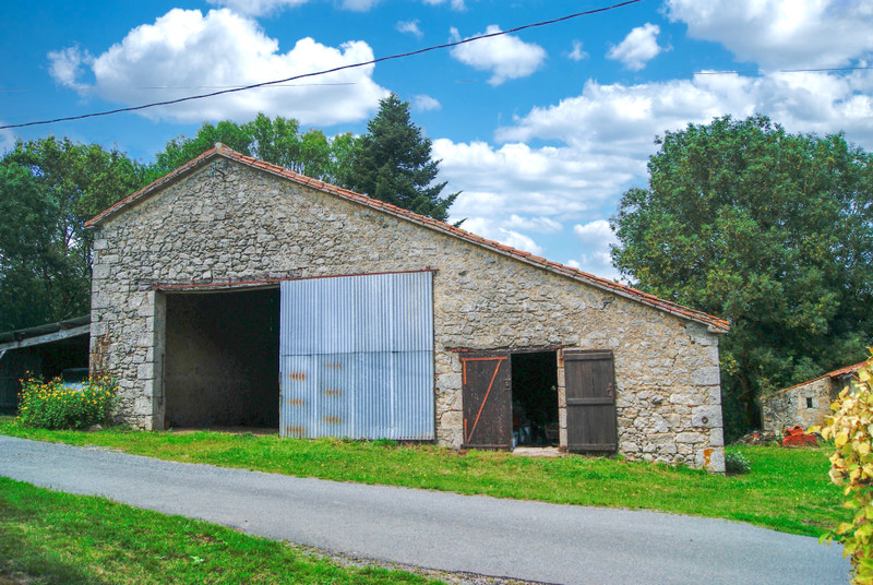 French property for sale in Vernoux-en-Gâtine, Deux-Sèvres - €194,400 - photo 10