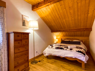 Chalet with 7 en-suite bedrooms  243m2 at the heart of Les Deux Alpes close to lift system and amenities