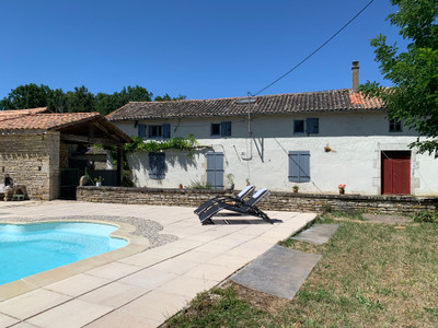 Maison à vendre à Lezay, Deux-Sèvres, Poitou-Charentes, avec Leggett Immobilier