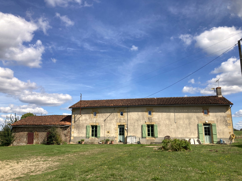 Maison à vendre à Availles-Limouzine, Vienne - 214.920 € - photo 1