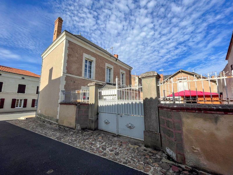 French property for sale in Plaine-et-Vallées, Deux-Sèvres - €315,650 - photo 2