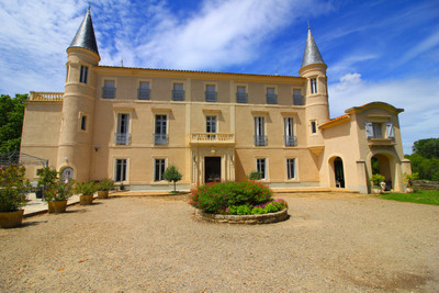 Superb Château with 8 bedrooms, parkland,chapel, swimming pool and two large reception/events  rooms 