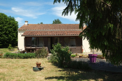 Maison à vendre à Fontenille-Saint-Martin-d'Entraigues, Deux-Sèvres, Poitou-Charentes, avec Leggett Immobilier
