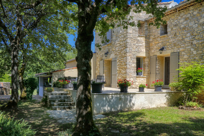 LUBERON - Magnificent property with heated pool and a landscaped garden  in a peaceful setting.