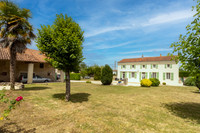 Maison à vendre à Saint-Martin-de-Juillers, Charente-Maritime - 299 950 € - photo 1