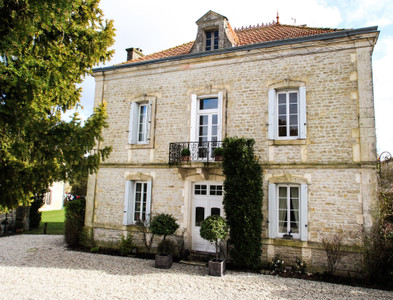 Maison à vendre à Coulonges, Charente, Poitou-Charentes, avec Leggett Immobilier