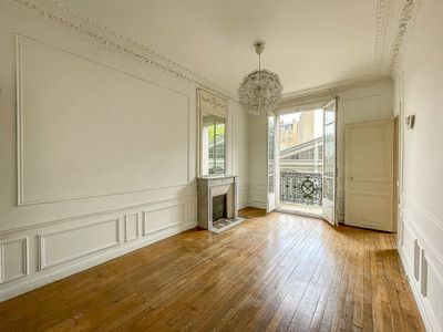 MARAIS. Superb 120m²  3-bed apartment with balcony, terrace, parquet flooring, mouldings and marble fireplaces