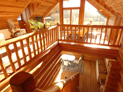 Magnificent log chalet set in 1 ha of wooded grounds. Balconies, terraces, parking, habitable on one level.