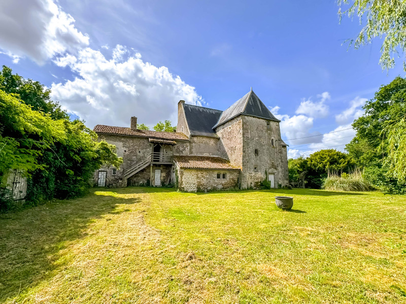 French property for sale in Oroux, Deux-Sèvres - €371,000 - photo 1