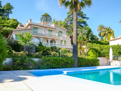 Cannes - Magnificent, renovated stone house inside a secure residential domain near the sea and old town of Cannes. This house has everything you need in a calm but yet well located setting.