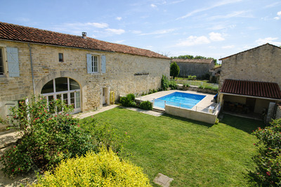 Maison à vendre à Charmé, Charente, Poitou-Charentes, avec Leggett Immobilier