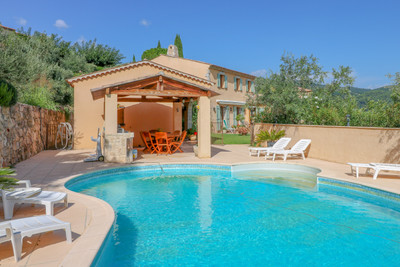 Beautiful 5 bedroom villa with views and pool situated within walking distance of Seillans