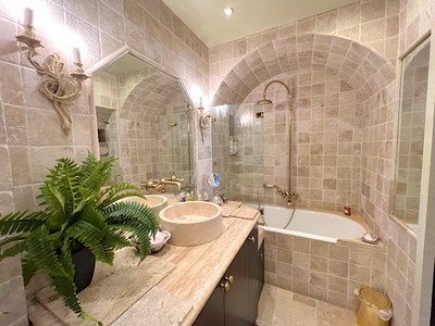 Paris 4, Ile Saint Louis, Quai de Bourbon, renovated apartment of 39m2, Views on Seine river