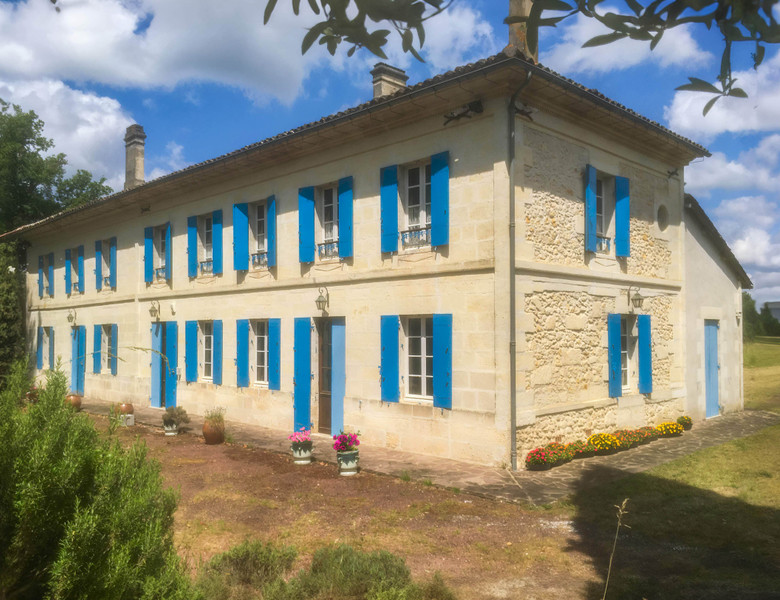Maison à vendre à Saint-Pierre-du-Palais, Charente-Maritime - 485 000 € - photo 1