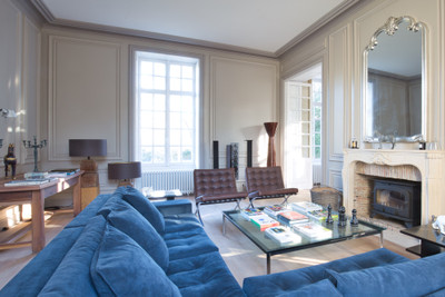 Beautiful Loire Valley château on 17 acres with river-frontage