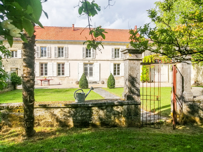 Maison à vendre à Saint-Martial, Charente-Maritime - 499.999 € - photo 1
