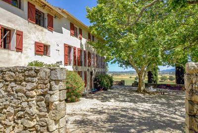 Magnificent character property in the heart of vineyards with breathtaking views, 30' from Aix-en-Provence